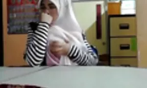 فيديو إباحي ربة منزل سكسي ايطالي مترجم تبين لها الثدي