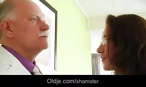 فيديو إباحي يانكي الجمال الحقيقي الأزرق سكسي مدارس مترجم التدليك لها شعر