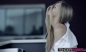 فيديو إباحي ميلروز فلوريس يحب ركوب راعية البقر سكسي مترجم مجاني الديك